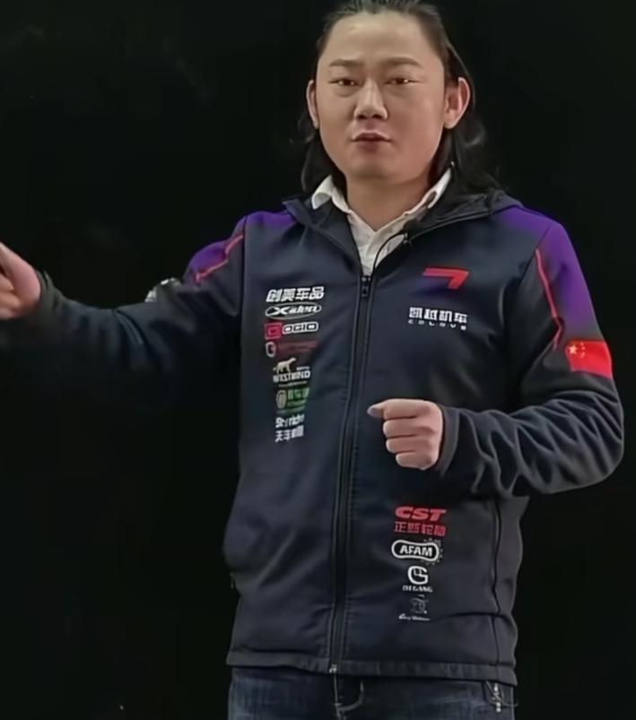 发动机做不出来就不剪头发——这话搁谁身上听着都像是一句玩笑，可张雪真就这么干了，