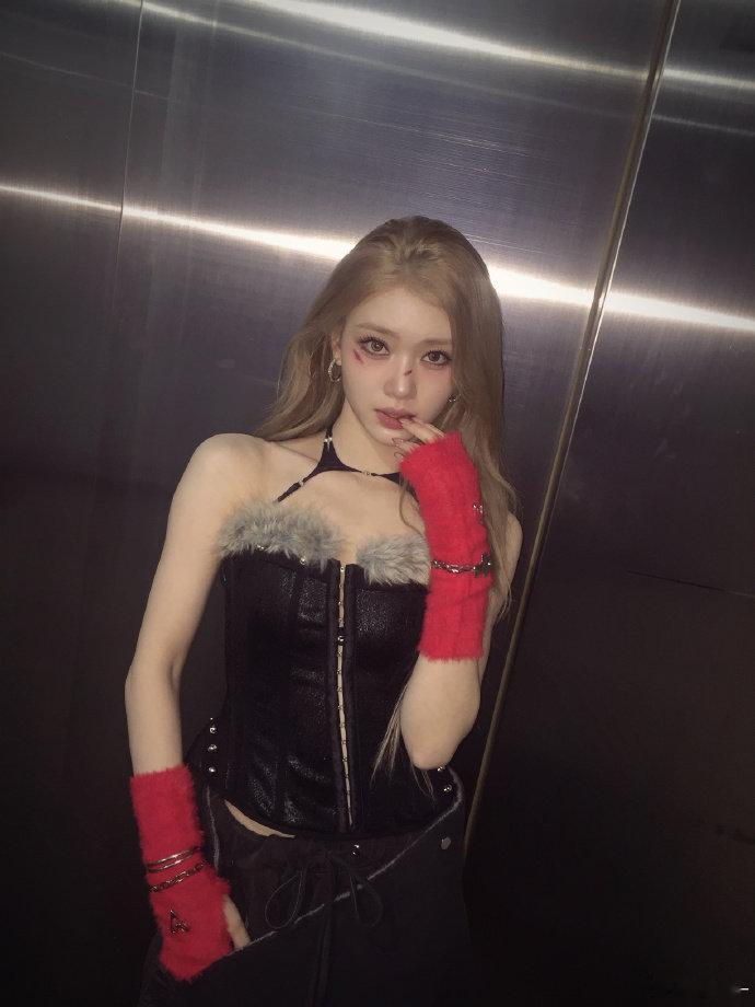 谁还分得清沈小婷和猫这只小婷喵可御可甜，打招呼信手拈来，完全就是猫咪本猫来的！