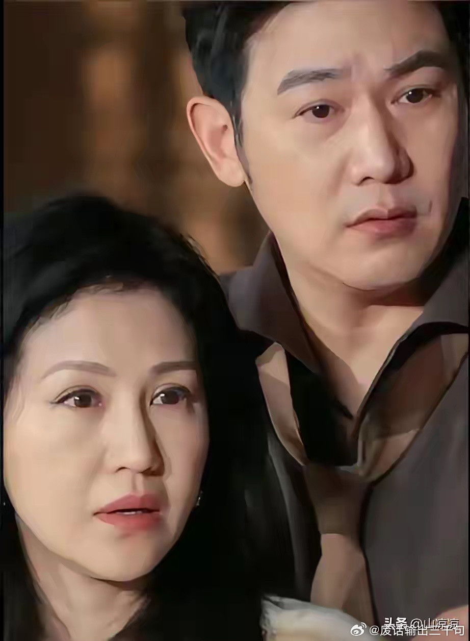 好奇怪啊，为何他们俩，头发黑黑的，也能让人一眼看出已经五十多岁了。难不成头发黑的