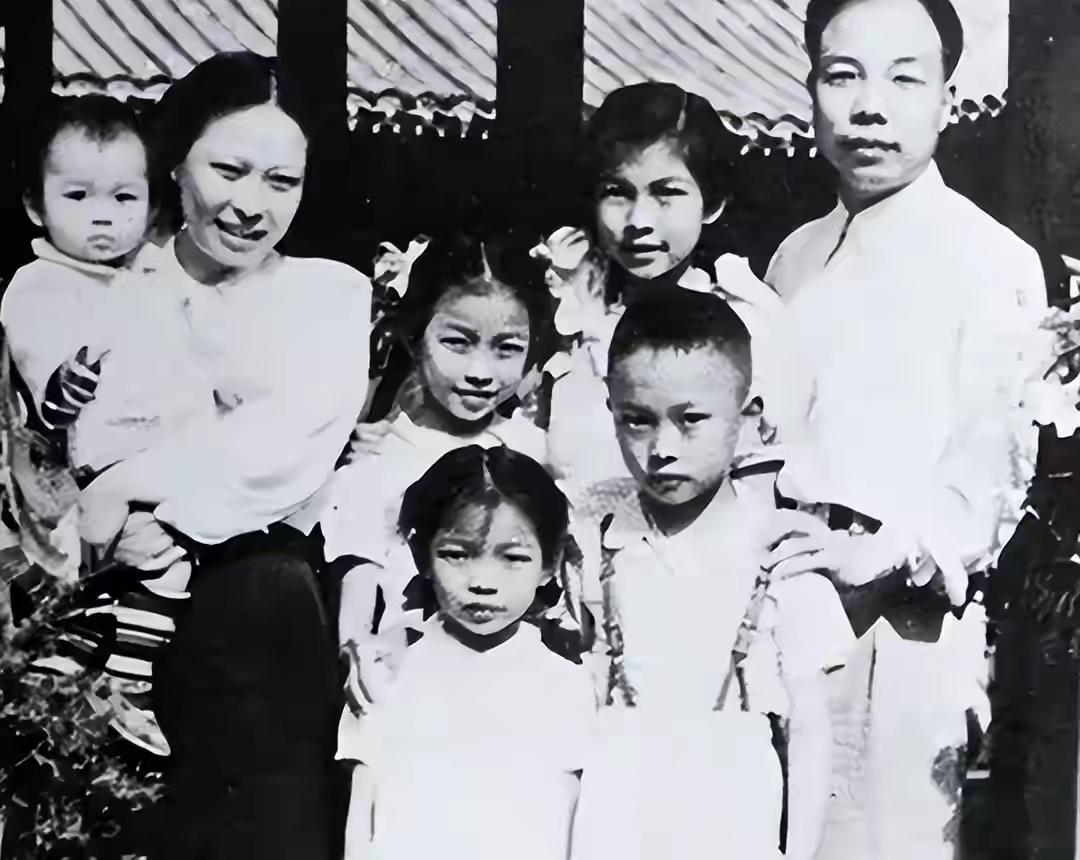 1958年，开国上将萧华回到江西兴国，找到了失散24年的亲妹妹萧金洪。见面时，萧