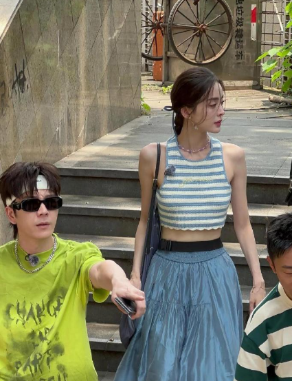 路人拍的古力娜扎，又白又瘦，太美了。她有没有45公斤呀？实在是太瘦了，这个直角肩