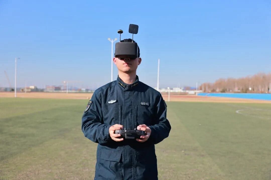 054B巡防舰首次无人机引导舰炮对岸射击100mm快炮威力升级近日，解放军05