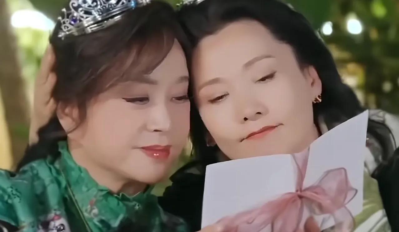 《一路繁花2》收官照，看了很有感触……图一的大合照，一眼就看中了刘晓庆。她，