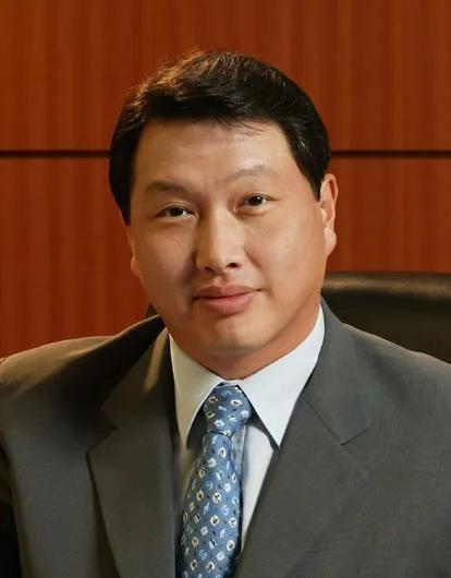 几乎同一时间段，SK集团会长崔泰源两件大事引发广泛关注。一边是SK海力士紧跟行业