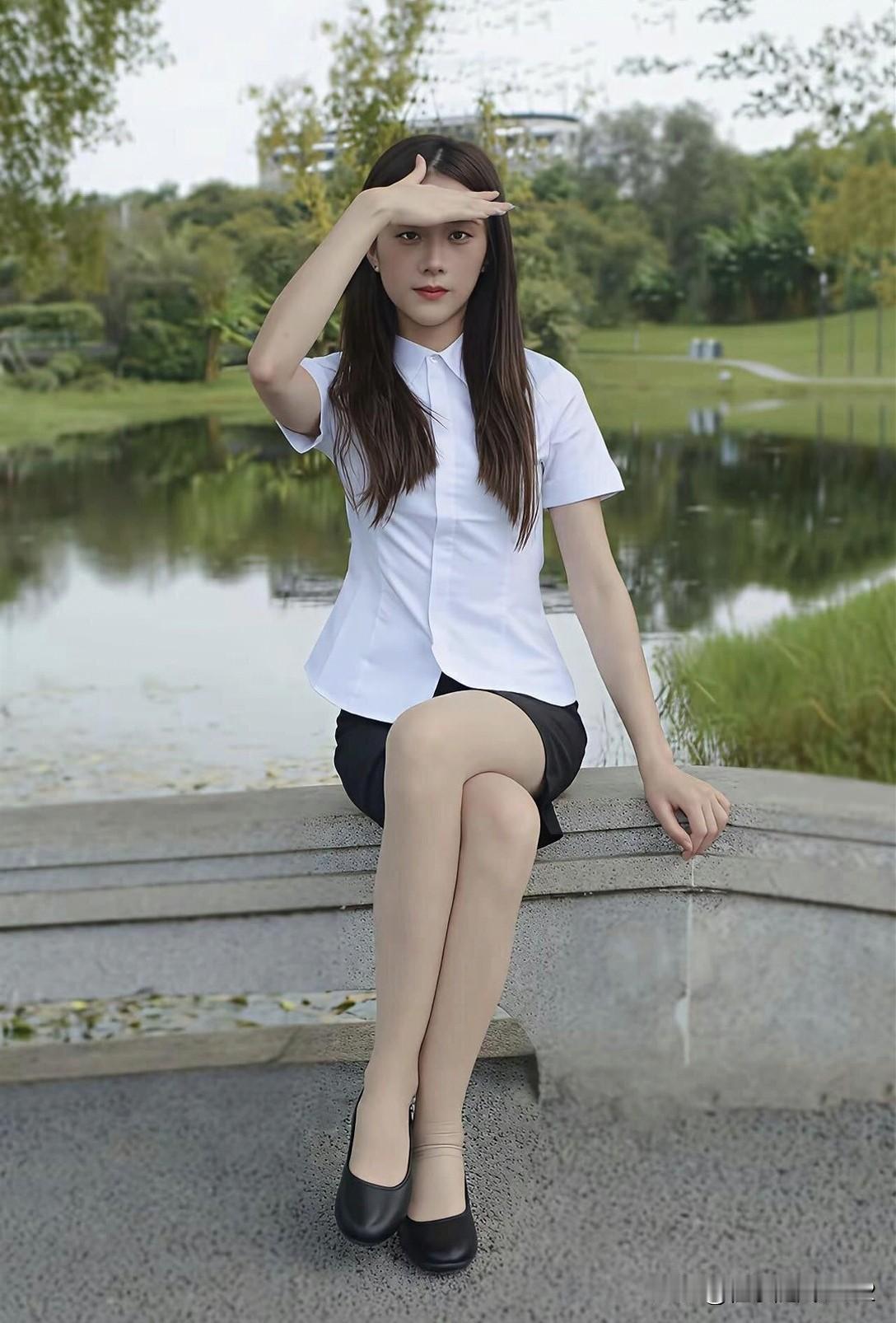 湖畔白衣女风姿似画卷