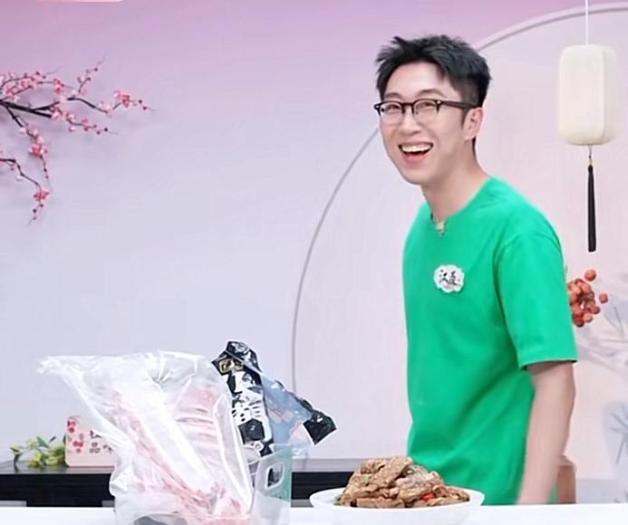 刚开始还纳闷汉森为什么这么隆重的请董董出来，原来是董董换新发型了，董董解释这