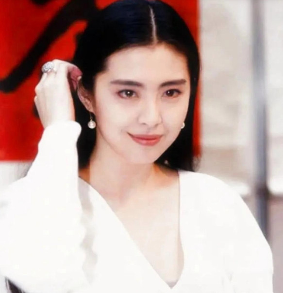 1990年，王祖贤第一次到北京拍广告，片酬高达200万。坐出租车时，她给司