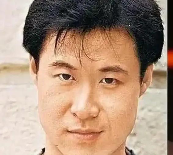 李修贤近日揭露张学友兄弟决裂真相，其哥哥张学智生性好赌，曾自制假存折，凭上面虚假