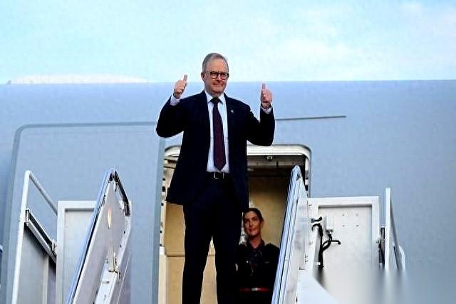 这事儿就离谱。你家飞机飞了半个地球,跑到我家西沙的院子里晃悠,还贴着我窗户瞅。