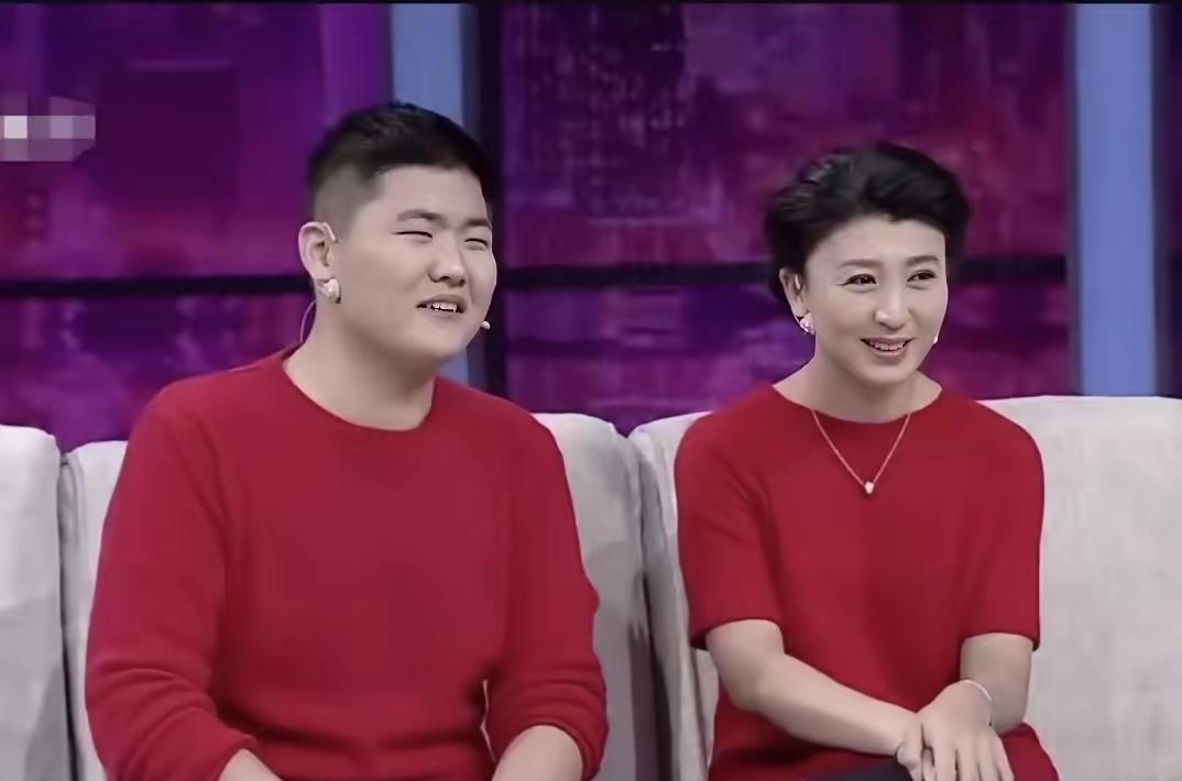 林傲霏这星二代，算是被亲妈闫学晶亲手“喂”凉了。闫学晶直播哭穷，真是站着说话不