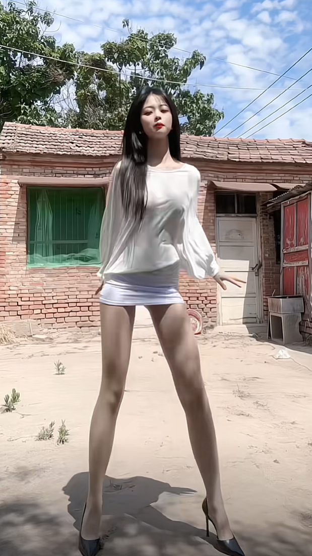 搞不懂现在的女孩子，也不上班成天在家玩手机
