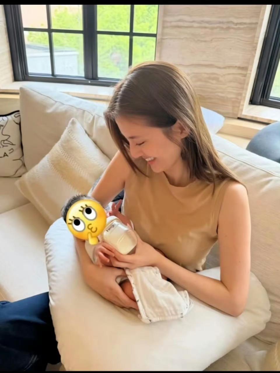 吴千语手里抱着的这个小婴儿，应该就是程晓玥的二胎了吧！程晓玥二胎预产期是四月中