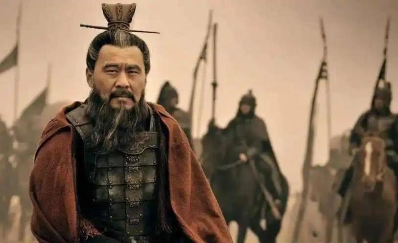 216年，曹操设宴款待投降的张鲁，封其为万户侯。曹丕偷偷劝说：“张鲁是丧家之犬，