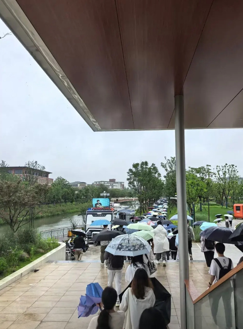 华为朋友发的青浦练秋湖牛马风景。一个个行走的百万年薪牛马从地铁站出来，来到市