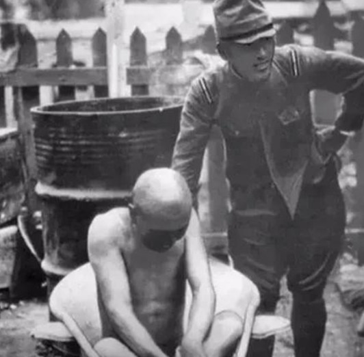 1940年，一个日本军官带人冲进了一个农户家，在屠杀了农户一家三口后，日军开始洗