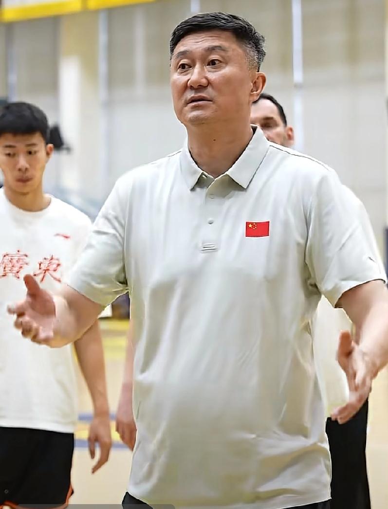 广东队技战术合练，崔永熙麦考尔不是焦点，杜锋居然穿国家队衣服视频不是杜锋自己