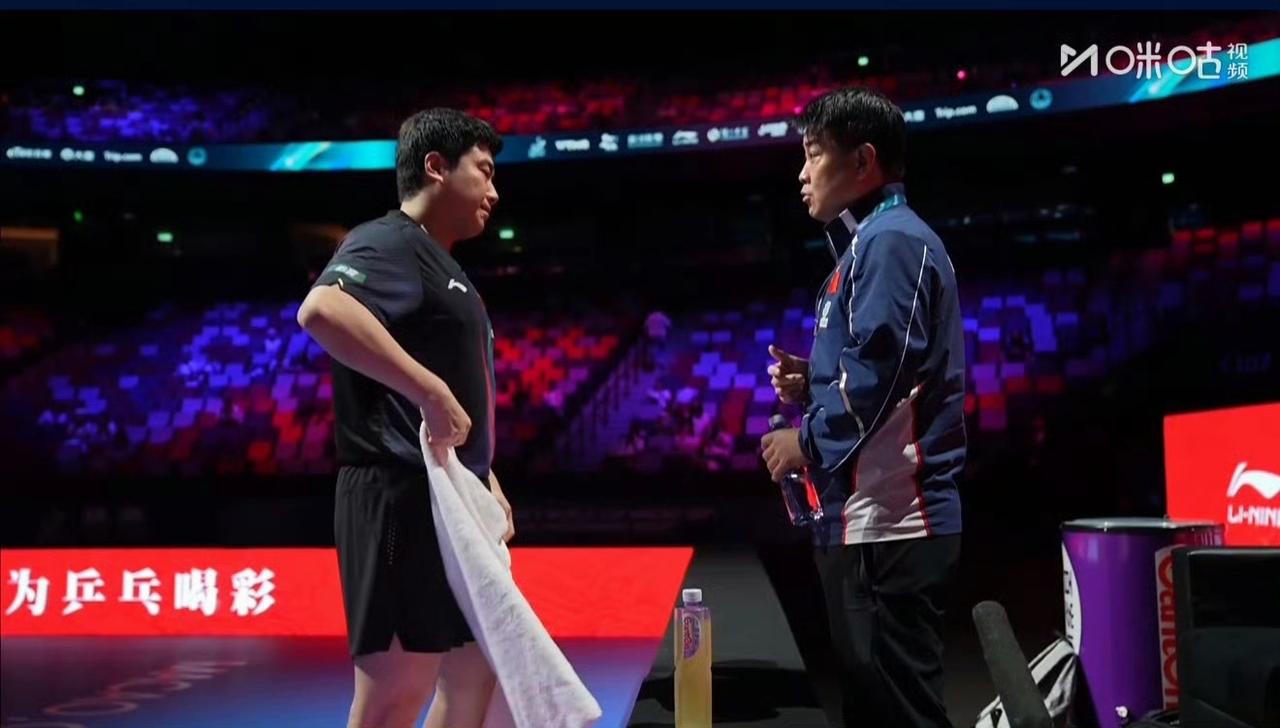 俺就去倒了杯水，回来听见加油声好大，就觉得不对劲，一看，第二局梁靖崑🇨🇳1-