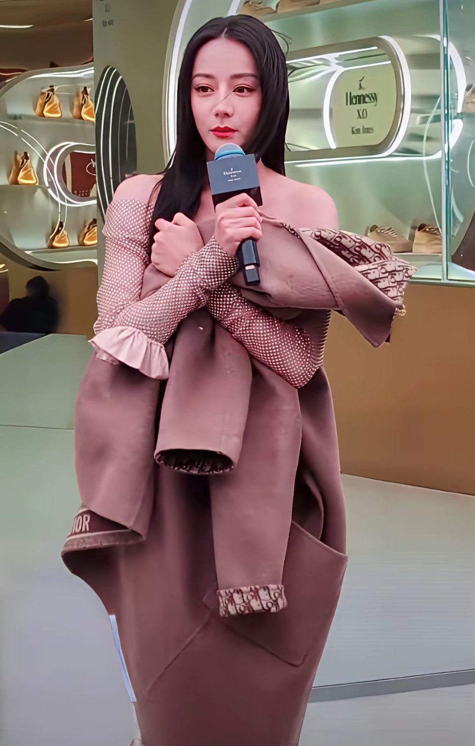 迪丽热巴变成了冷巴！热巴出席一个活动，主办方要求她穿一个透明薄纱裙。只见她抱着大