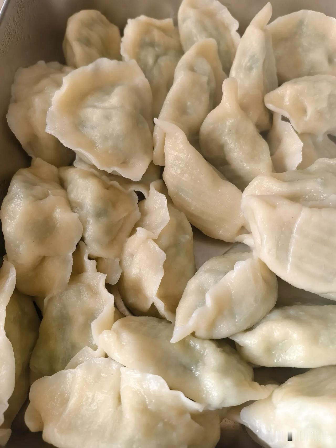 中午吃饺子，不论是几伏。想吃就吃。