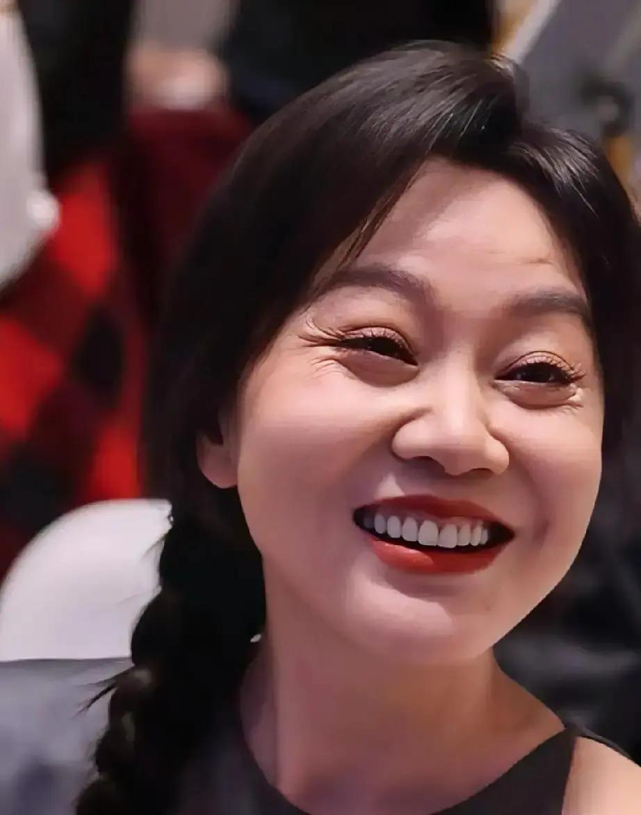 54岁闫妮现身活动，笑得像刚喝完一杯小酒，鱼尾纹藏不住，但状态真能打。网友