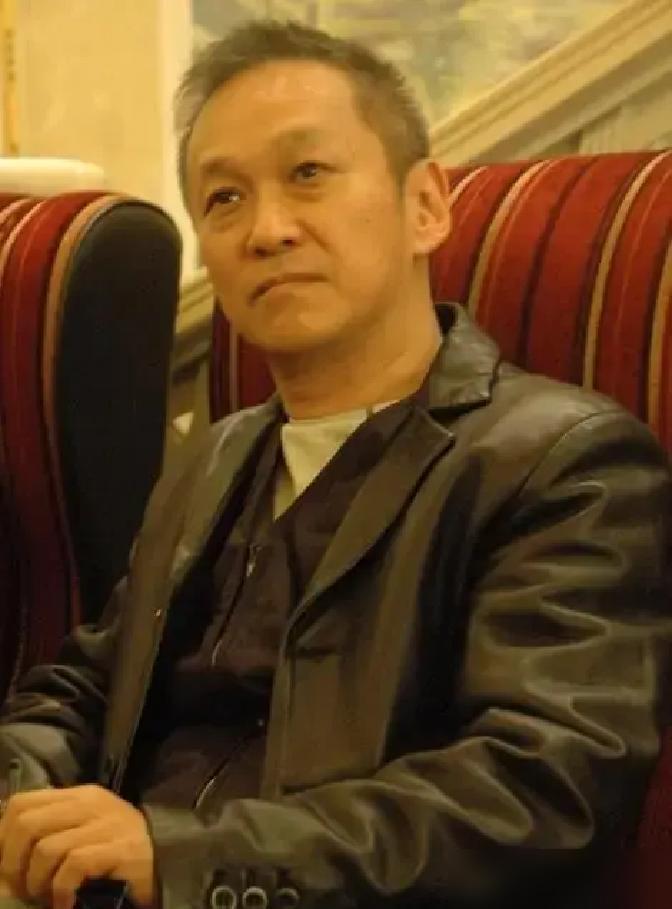 你敢信？1986年，陈德森握着成龙的奔驰方向盘，刚说要辞掉50万年薪的岗，油门突