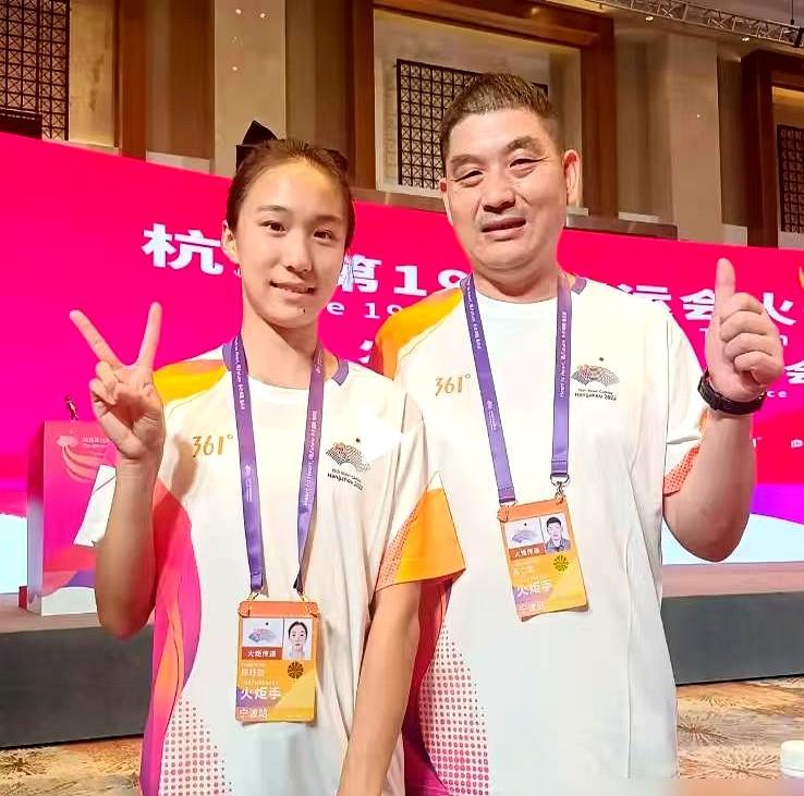 别再吹陈妤颉是横空出世的天才了，扒开她家底，你就知道什么叫基因碾压。16岁，