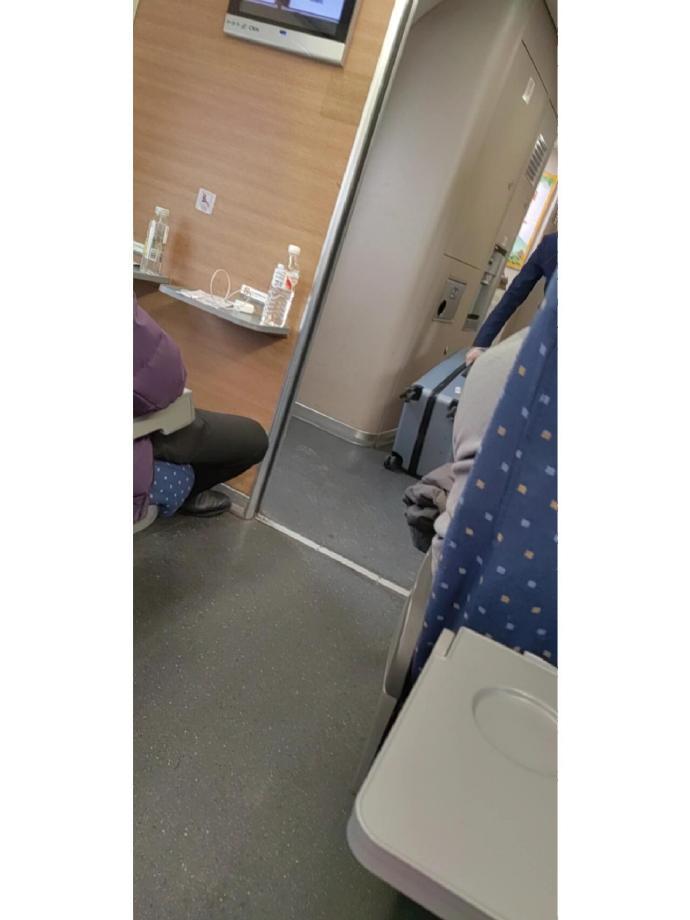 高铁上被借耳机，我撒谎了…好尴尬
