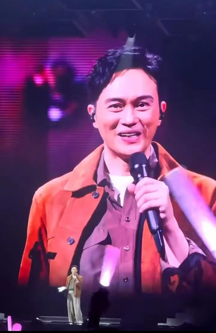 76岁曹查理陪姐姐曹珍妮现身广州，观看外甥张智霖的演唱会，太低调粉丝没当场认出！