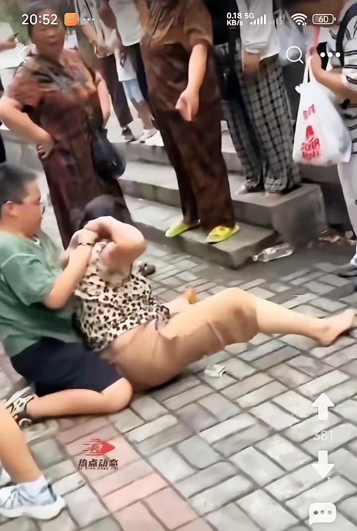 十多岁孙子因奶奶没买零食，竟暴怒抓衣领把老人推倒在地，胖乎乎的身板下手毫不含