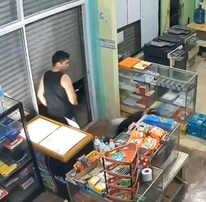 笑不活。店铺店主正准备拉卷帘门打烊，不料门关到一半时，一陌生男子突然展现极致身法