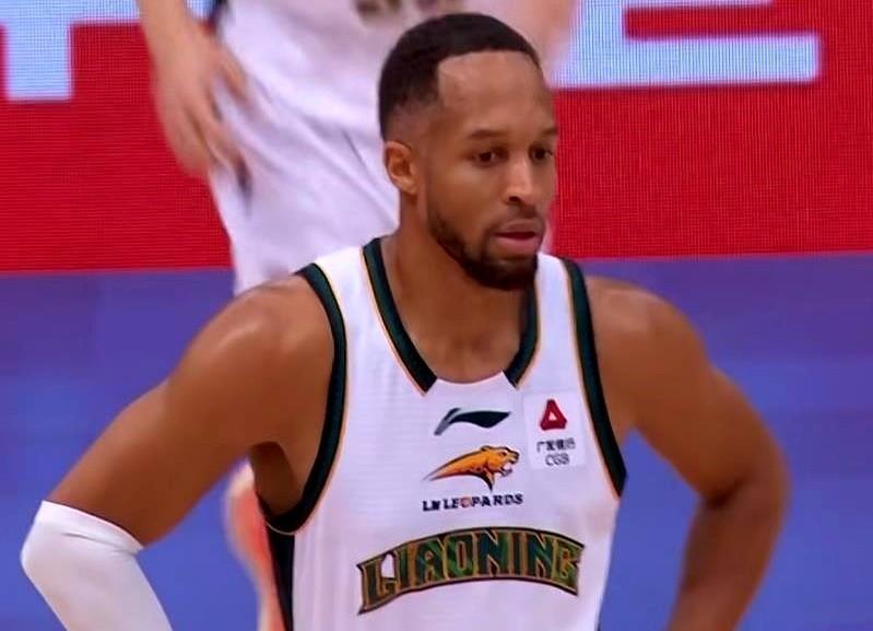 辽宁队那个外援布朗，走了，人刚把老婆孩子从国外接到沈阳，一家人正琢磨着在这扎根过