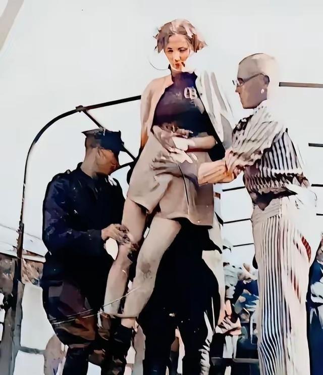 1946年，波兰旦泽，一名年轻的女纳粹即将被送上绞刑架，此时她正在被两名波兰