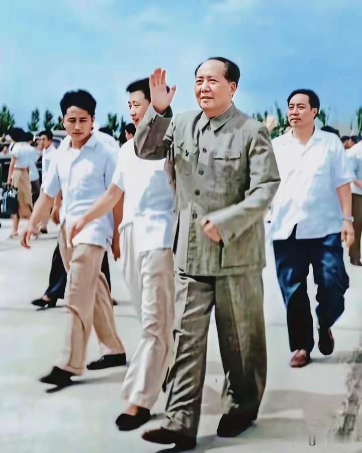 🍁这张老照片出自摄影师吕厚民之手，拍摄于1953年6月28日。秉持“没有调查