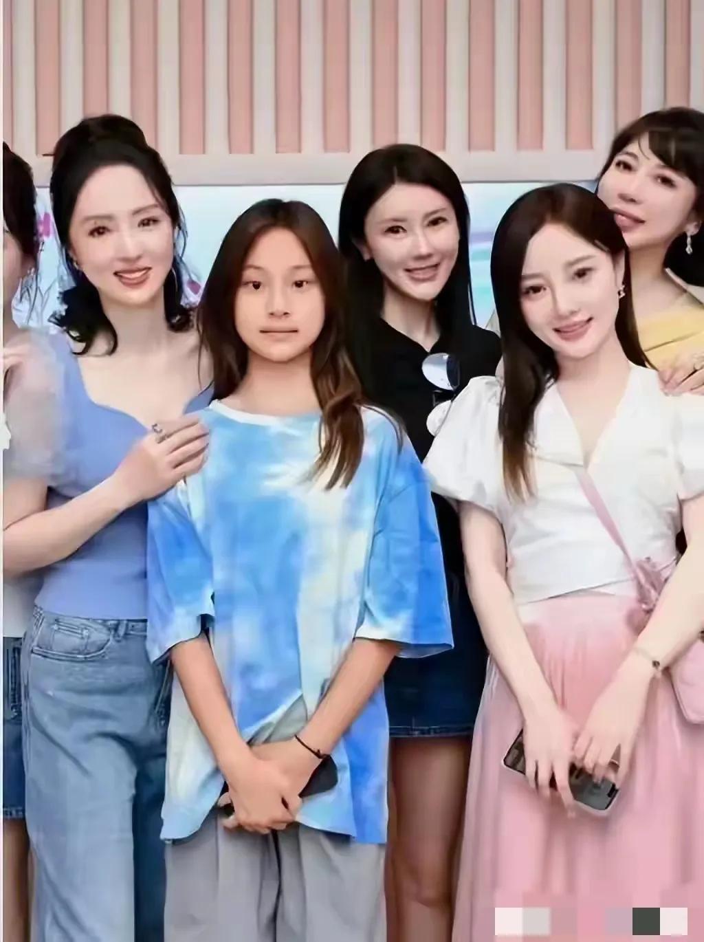 同样是星二代，12岁的甜馨和15岁的王诗龄最近同框亮相，却活出了两种截然不同的模