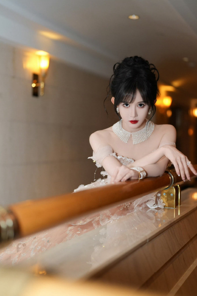 段艺璇公主盘发封神！流光花瓣裙衬得身姿曼妙，颈肩珍珠项链缀满柔光，整个人buli