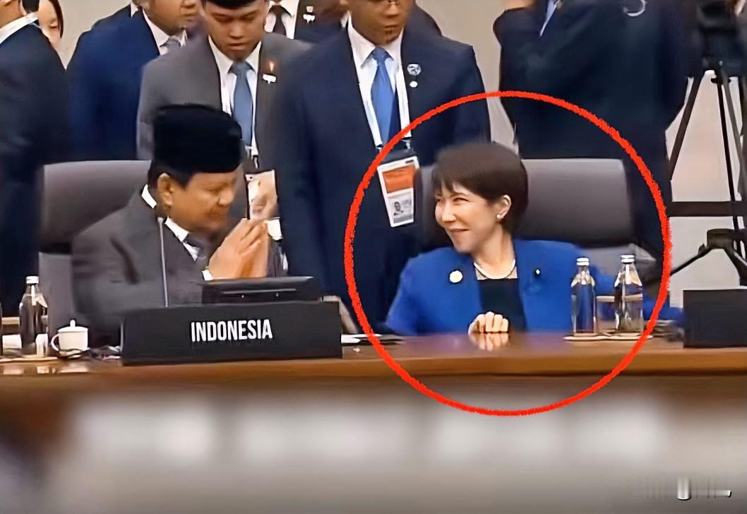 又丢人了!日本首相高市早苗在韩国参加第32届亚太经合组织领导人非正式会议时,不仅