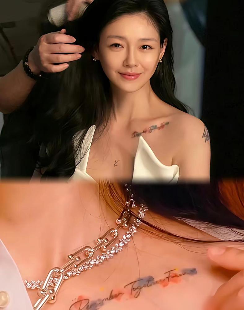 实然发现大S左胸上的纹身跟她墓碑上的英文一样——RememberTogethe