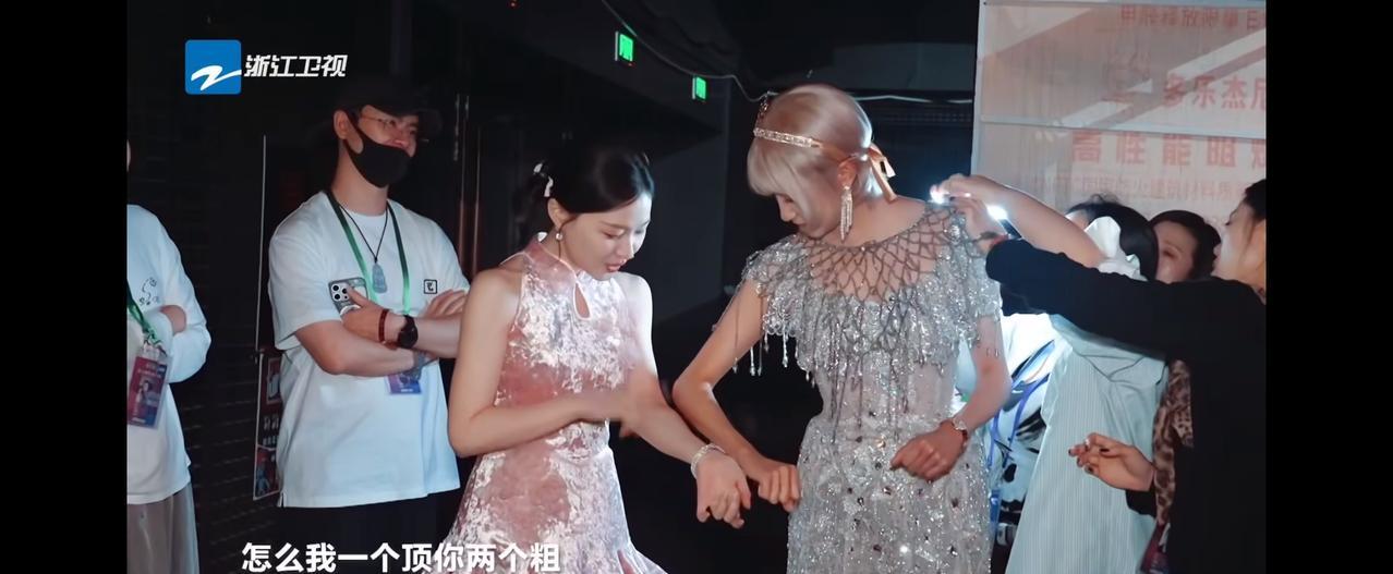 关晓彤疑似分手后，更大胆和开心了。她黑了好几圈，但没在意，跟金靖热聊。一心扑在事