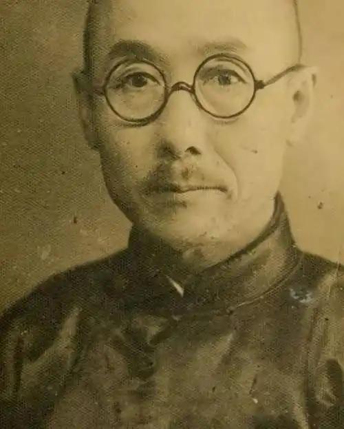 1939年，蒋介石送他当炮灰，企图借日军之手除掉他，谁知，他却带着川军在湖北大洪