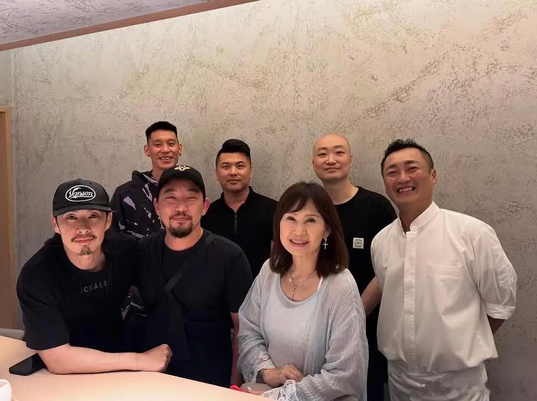 吴建豪和朋友在家里聚餐，70岁妈妈罕见露面，母子俩骨相都很抗老！​​​