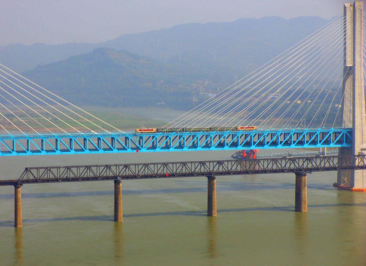 2017年10月，渝贵铁路联调联试的检测列车通过新白沙沱长江特大桥，旁边的桥是川