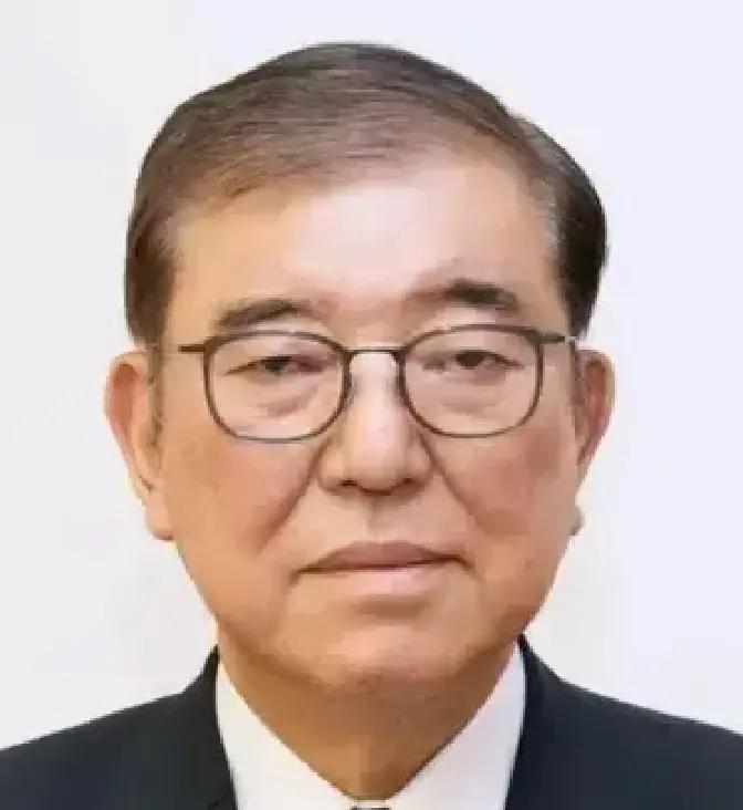 果不其然。一句硬话把会场的嗓门按住了：谁敢轻举妄动对中国开火，后果不是敲敲手腕