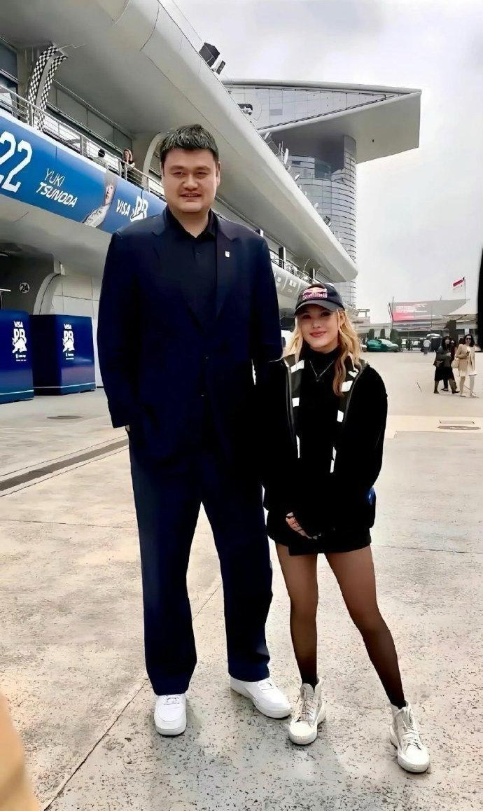 谷爱凌在女生中也算是人高马大型了，可站在姚明身边却像个孩子