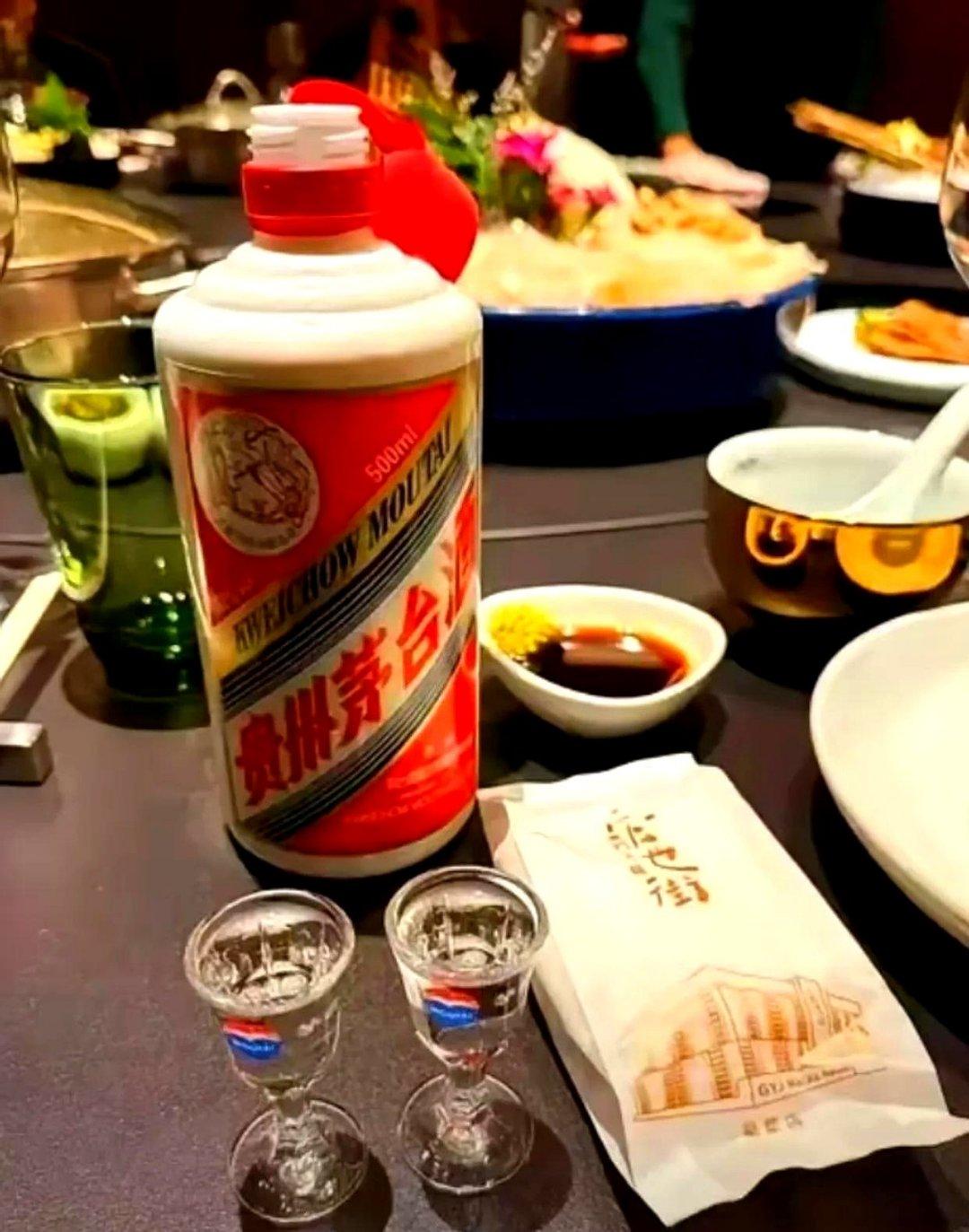 对比十几年前的基层风气，现在体制内的酒局，可以说是断崖式减少。老一辈体制人都清楚