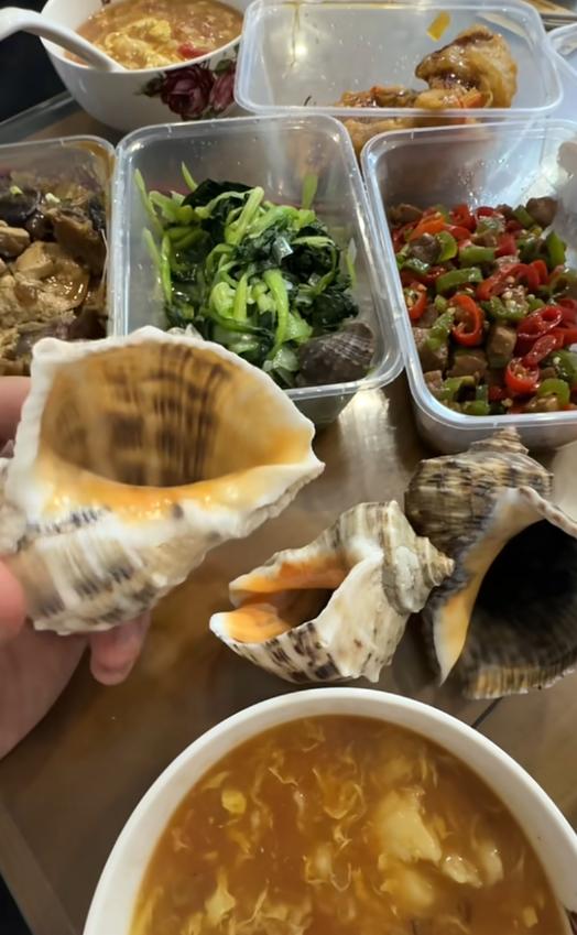 “笑不活了”！山东威海，一男子吃完海鲜后，会把螺壳洗干净，晒干就去海边扔在沙滩上