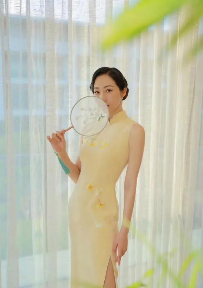 韩雪这身鹅黄无袖旗袍太绝了！精致银杏刺绣勾勒身段，盘发配团扇，把东方女子温婉雅致