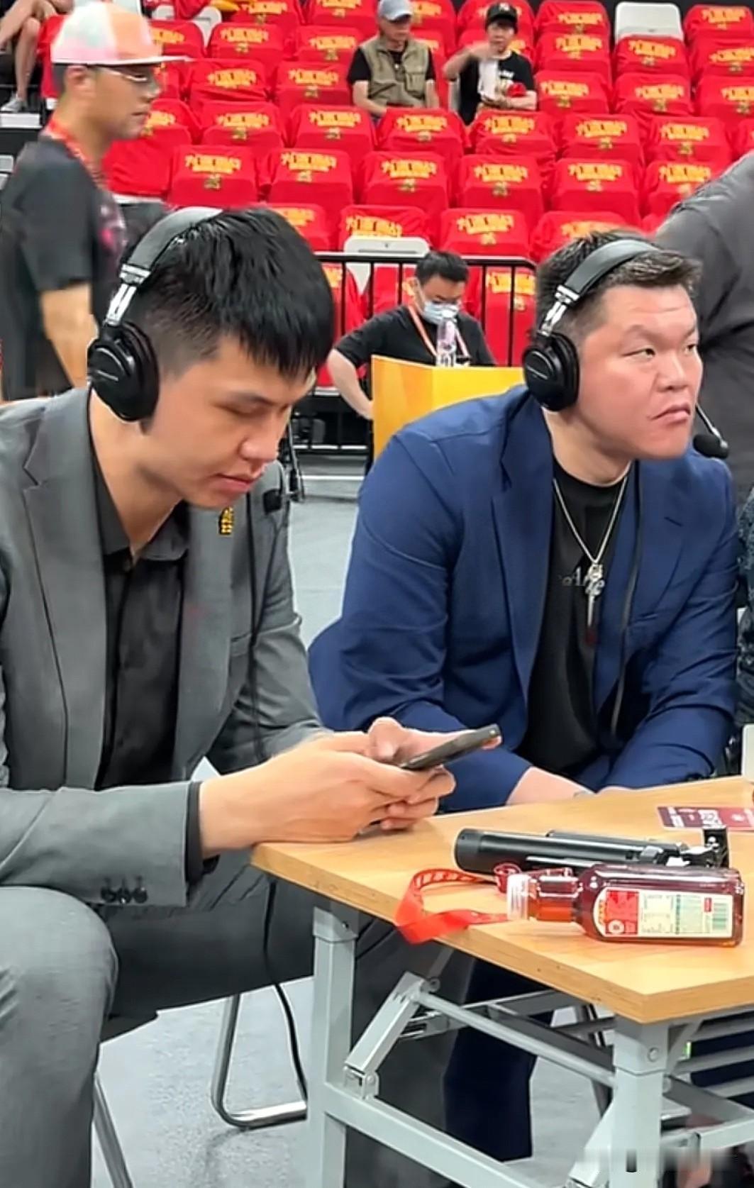 许钟豪扫兴而归！在CBA总决赛第4场比赛开始之前，许钟豪与老乡朱芳雨早早来到现