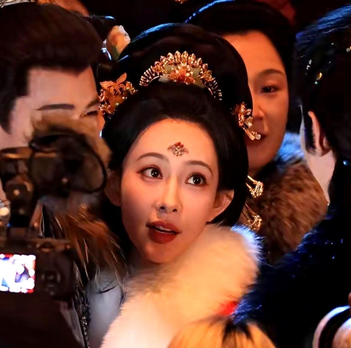 吻戏五小时，导演喊停手还黏着，这哪是演戏，分明是借工作谈恋爱。《九重紫》翻