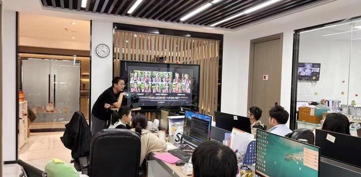 一个刚毕业的大学生，简历投了两百份，面试只等来三个；他父亲在单位干了二十多年，岗