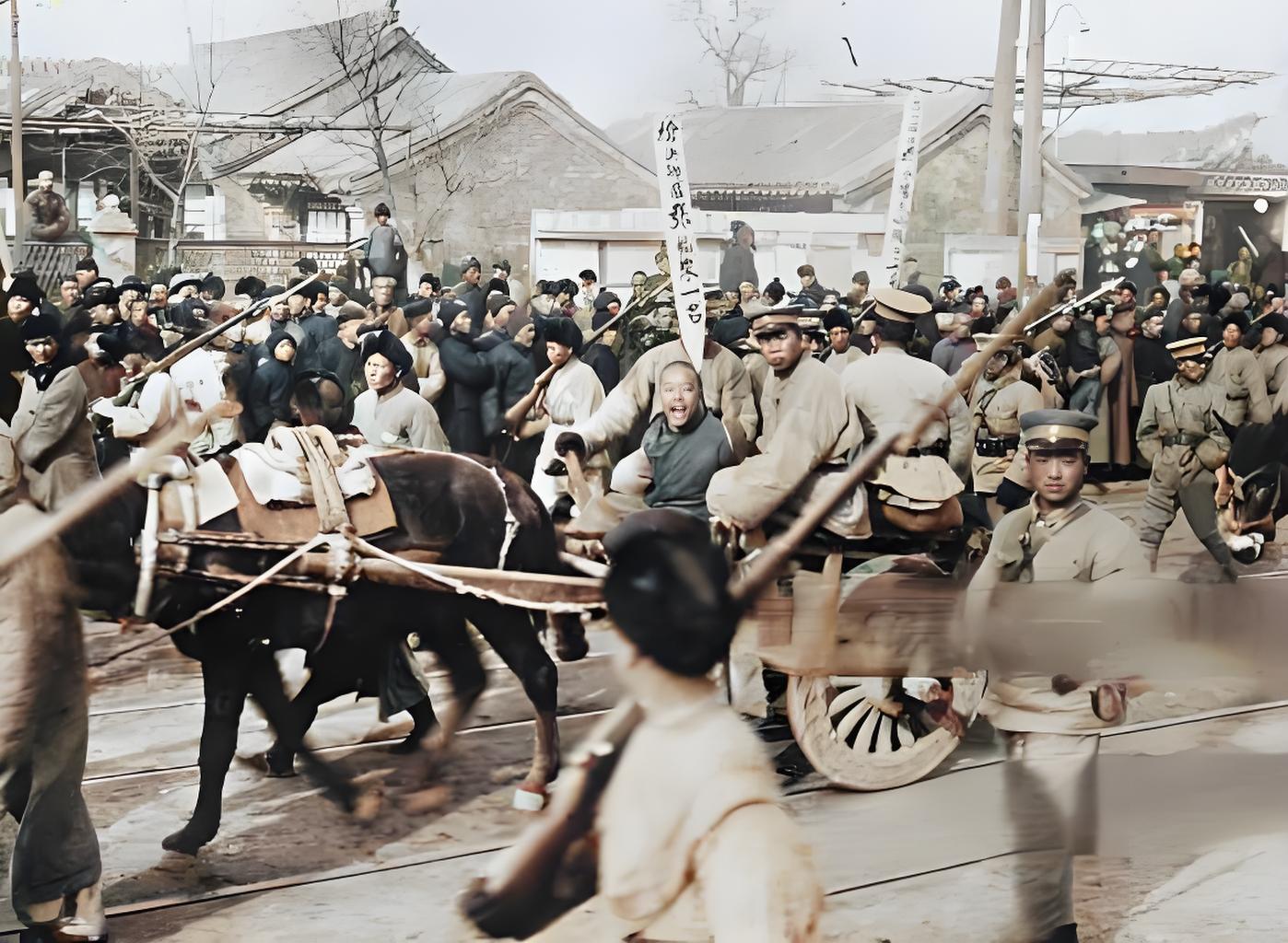 这张照片定格了1934年1月1日的北京街头，一名罪犯被押往刑场。马拉的车、罪犯身